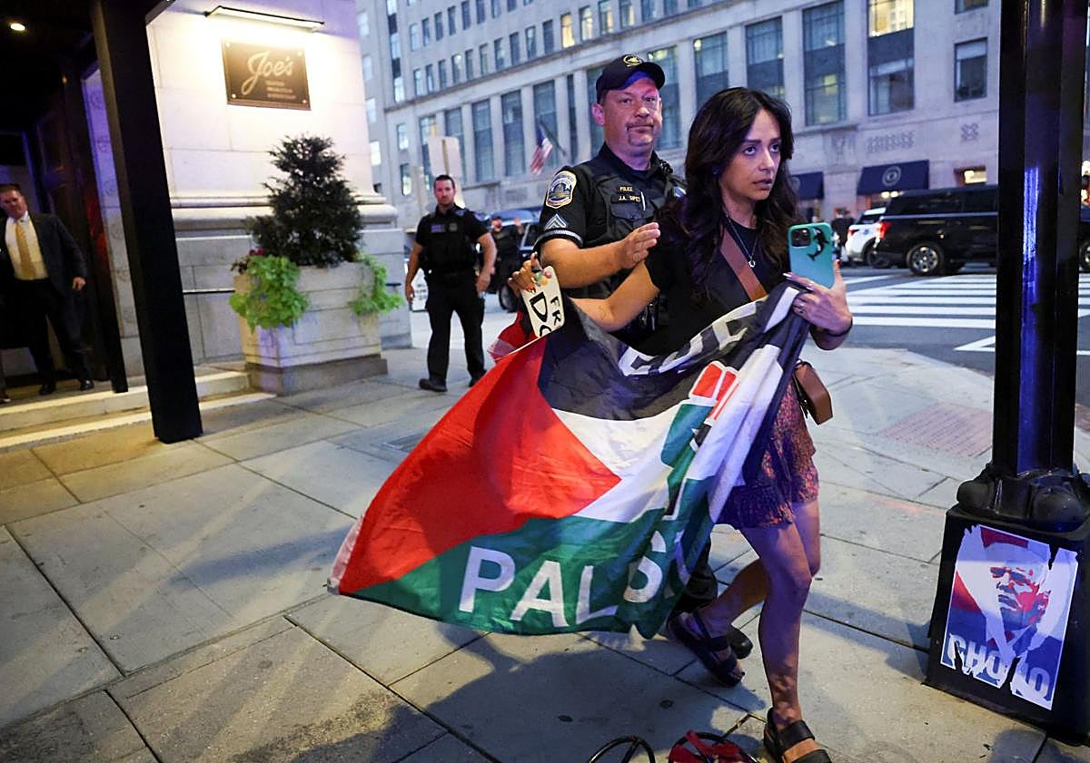 Imagen principal - Trump es abucheado en un restaurante de Washington por activistas propalestinos