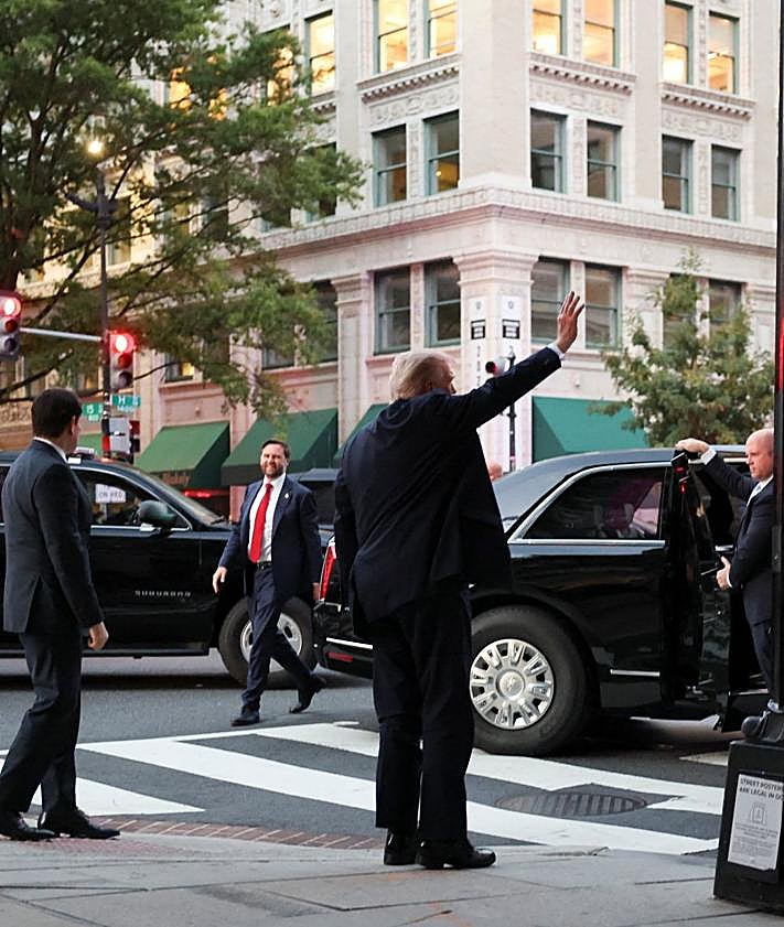 Imagen secundaria 2 - Trump es abucheado en un restaurante de Washington por activistas propalestinos
