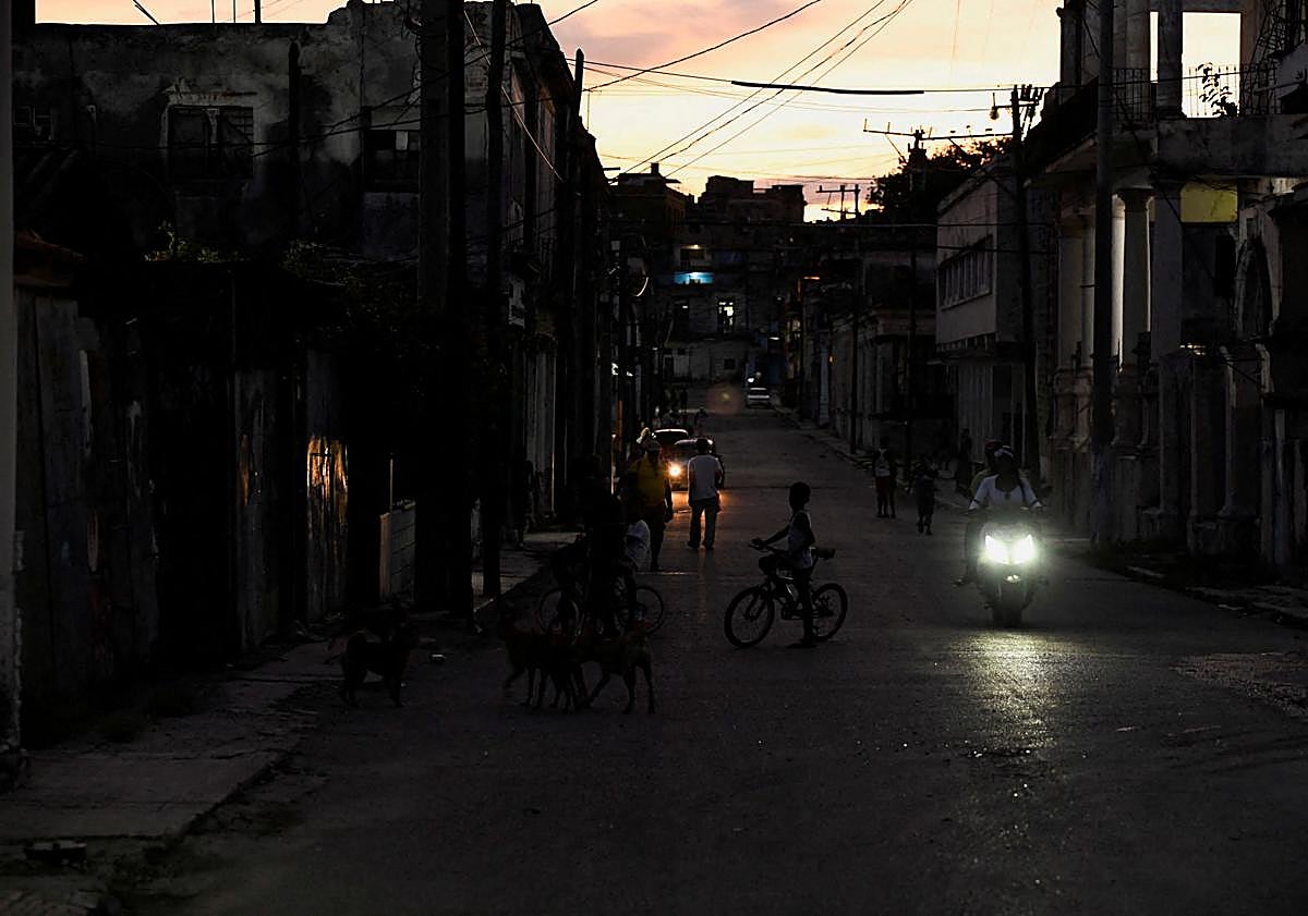 Imagen principal - Cuba sufre un nuevo apagón nacional, el quinto en dos años