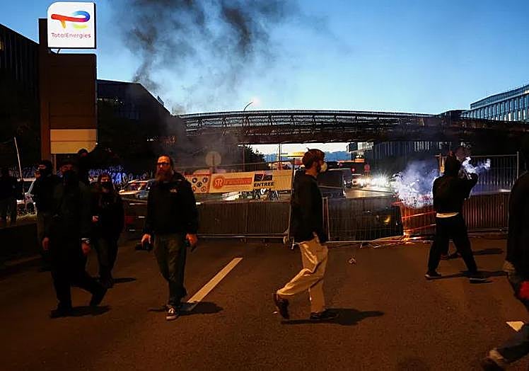 Los manifestantes cortan una avenida en París.