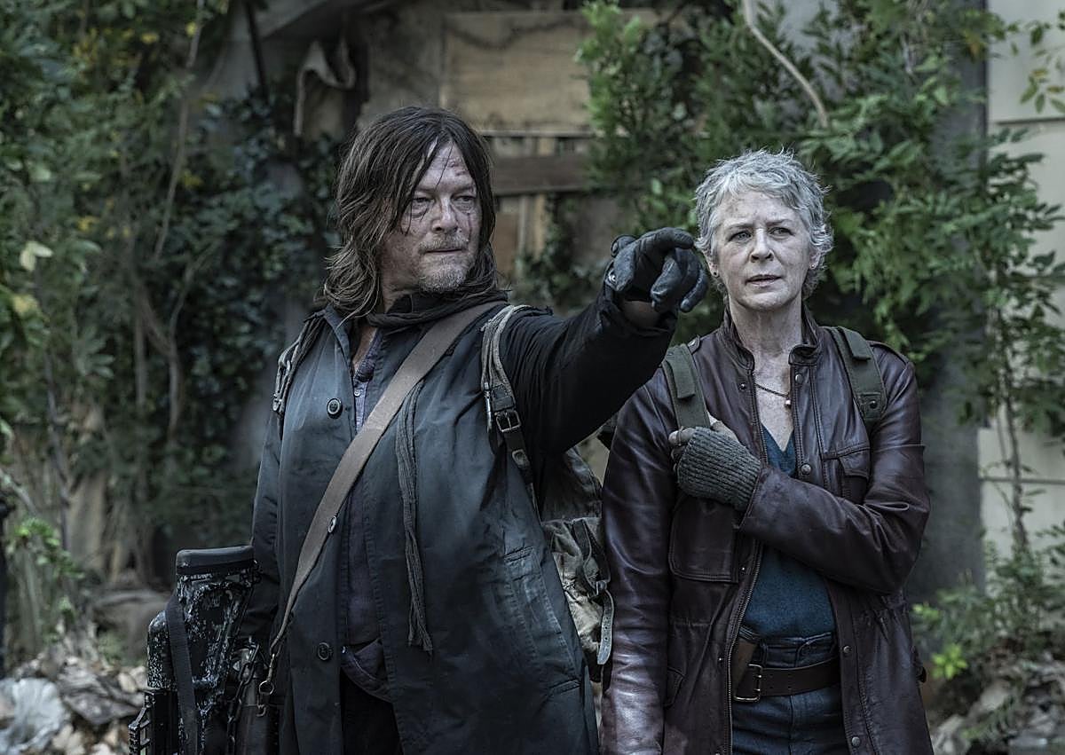 Imagen secundaria 1 - El actor, firmando autógrafos en la Gran Vía de Madrid. Debajo, en dos fotogramas de la serie.