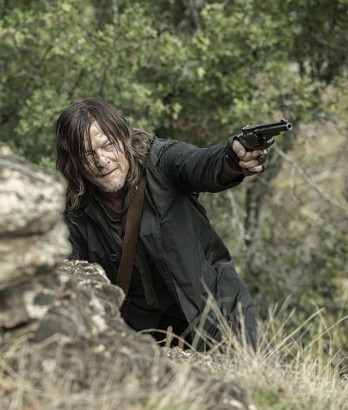 Imagen secundaria 2 - El actor, firmando autógrafos en la Gran Vía de Madrid. Debajo, en dos fotogramas de la serie.