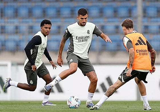 Ceballos maneja la pelota durante el entrenamiento de este miércoles.