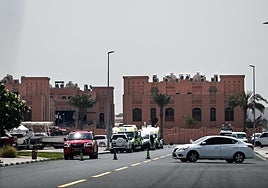Una imagen tomada desde la distancia muestra los daños en el edificio de Doha atacado por Israel.