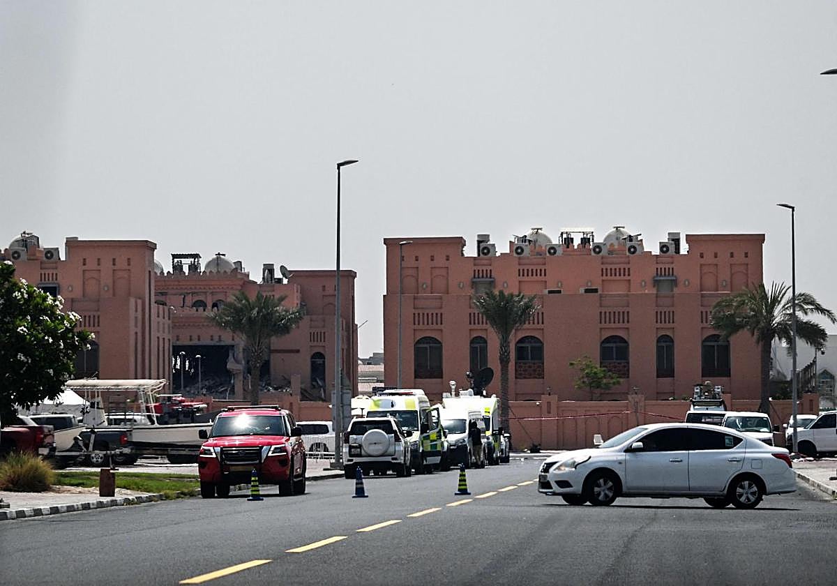 Una imagen tomada desde la distancia muestra los daños en el edificio de Doha atacado por Israel.