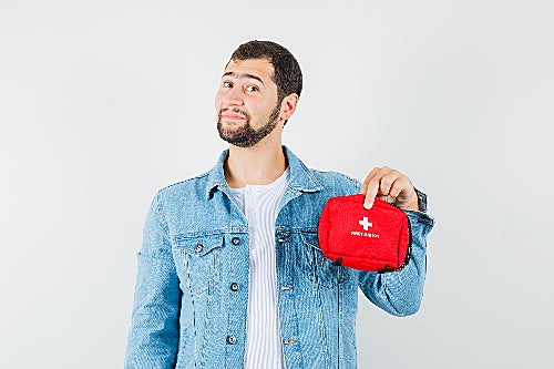 Este es el botiquín de primeros auxilios homologado que necesitas para llevar en el coche