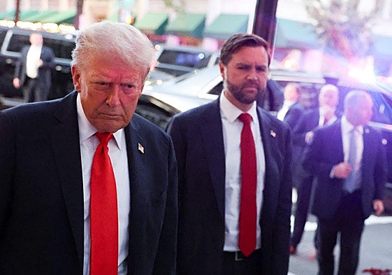 Donald Trump y JD Vance a su llegada al restaurante este martes.