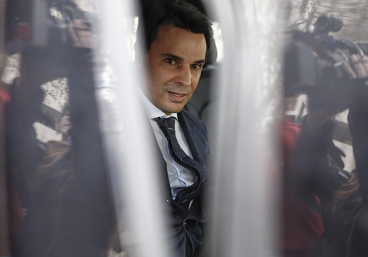 Alberto González Amador, pareja de Isabel Díaz Ayuso, tras salir de los juzgados después de declarar el pasado abril.