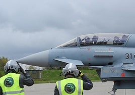 Maniobras militares con un avión de combate Eurofighter en el Estado germano de Mecklemburgo-Pomerania Occidental.