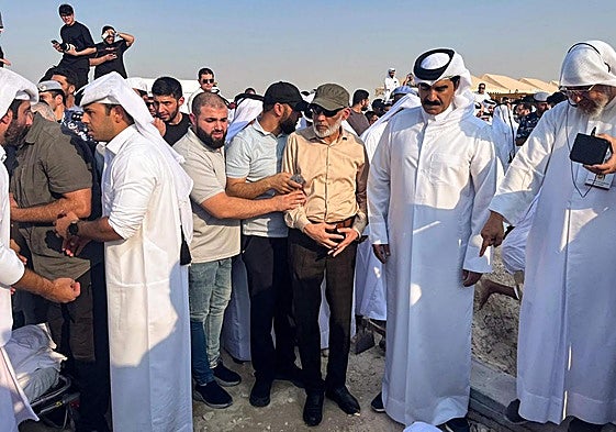 El dirigente de Hamás Husam Badran, en el centro de la imagen, al asistir este jueves al entierro en Doha de las personas fallecidas en el bombardeo israelí.