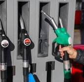 Los precios de los carburantes rompen cinco semanas de bajadas y suben un 0,2%