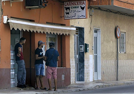 Tres hombres de origen magrebí, en una carnicería de Torre Pacheco.