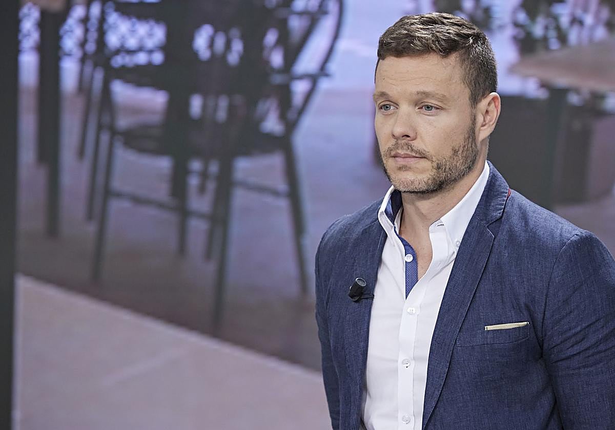 Jano Mecha copresenta en Telecinco el matinal 'El programa de Ana Rosa' junto a Ana Rosa Quintana.