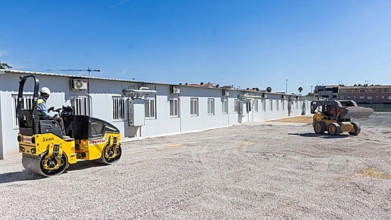 Sin comedor y patios por terminar en los colegios de barracones de la zona dana