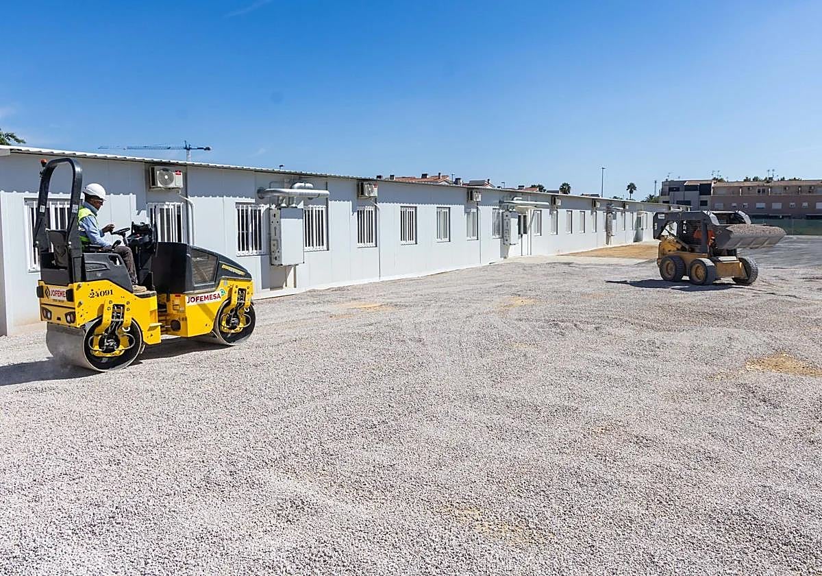Operarios trabajando en la explanada del patio de Primaria del colegio Orba de Alfafar.