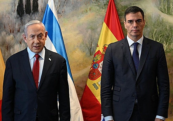 Pedro Sánchez, y Benjamin Netanyahu posan durante una reunión, en Jerusalén, el 23 de noviembre de 2023.