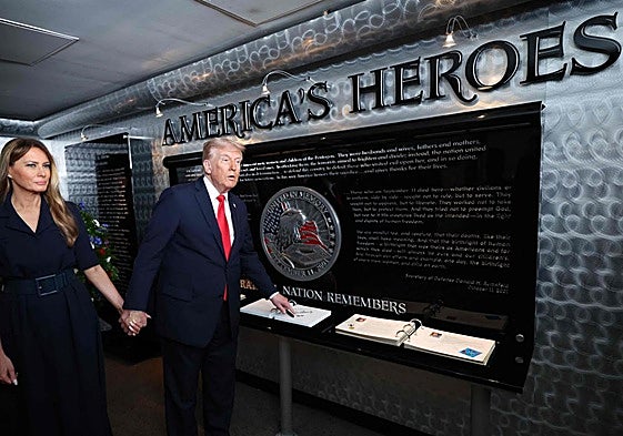 El presidente estadounidense Donald Trump y la primera dama Melania llegan a la ceremonia por el 11-S en el Pentágono.