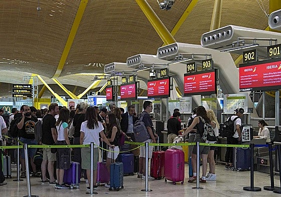 Pasajeros esperando a facturar en el aeropuerto Adolfo Suárez-Madrid Barajas