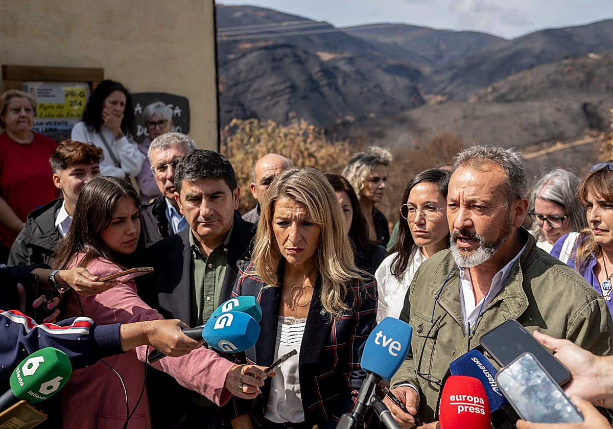 La vicepresidenta segunda y ministra de Trabajo, Yolanda Díaz, este viernes en la localidad de Vilamartín de Valdeorras, afectada por los incendios de agosto.