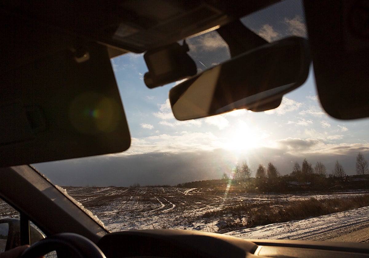Protege tu coche del sol de forma eficaz con este paraguas para el parabrisas