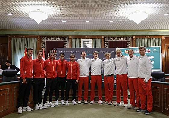 Los miembros de los equipos español y danés se miden en la segunda clasificatoria de la Copa Davis en Marbella.