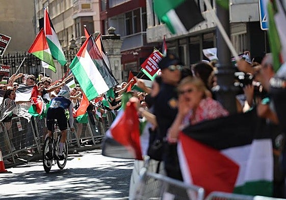 Protestas durante la crono de este jueves en Valladolid.