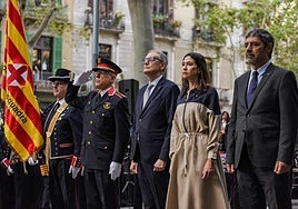 Ofrenda floral al monumento de Rafael Casanova con motivo de la Diana en Barcelona