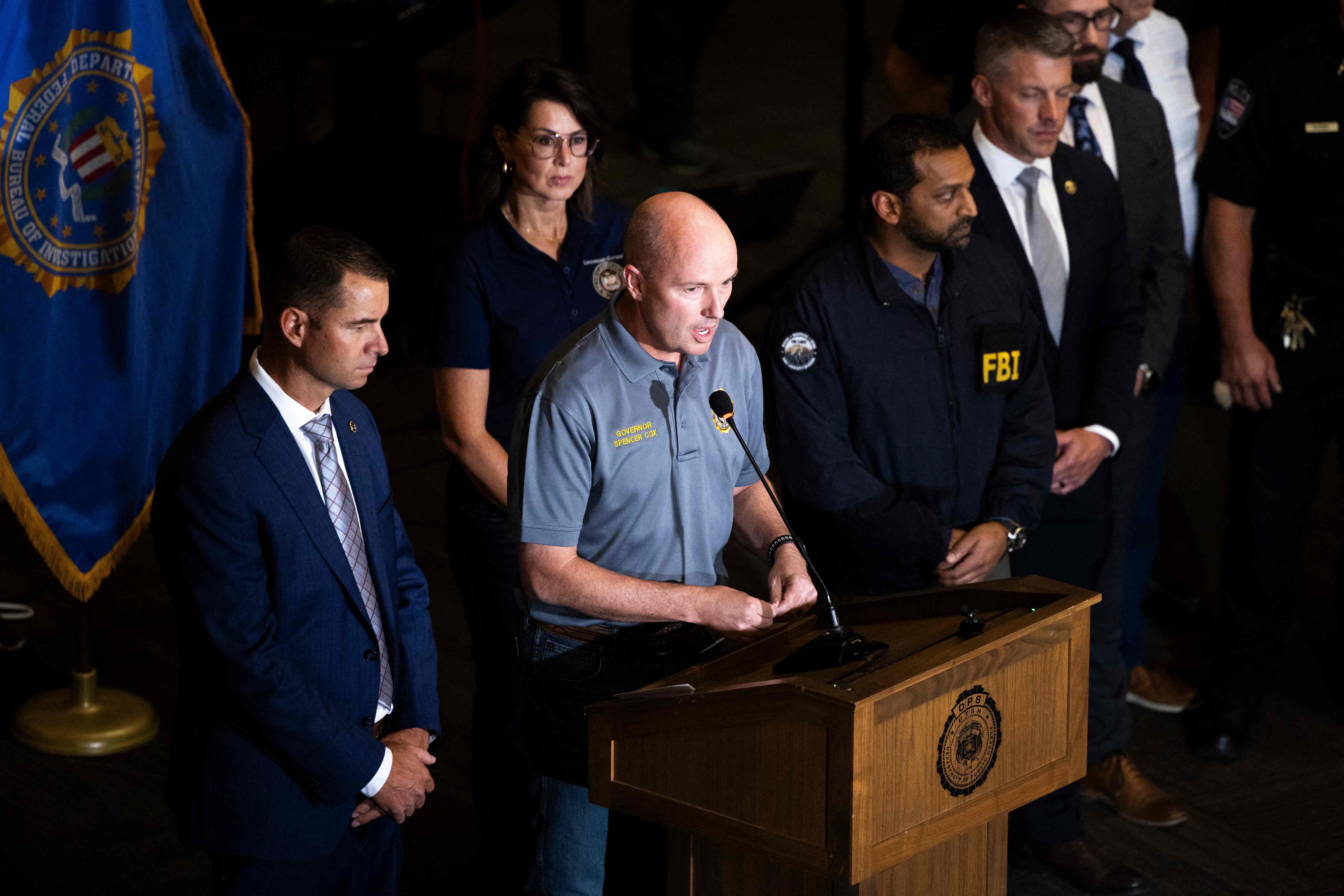 El gobernador de Utah, Spencer Cox, habla en una conferencia de prensa.