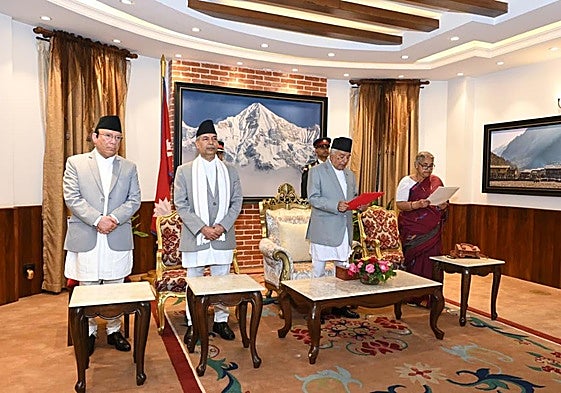 La ex presidenta del Tribunal Supremo Sushila Karki, al jurar este viernes como primera ministra interina de Nepal.