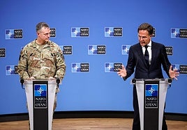 El comandante jefe, Alexus Grynkewich, y el secretario general de la OTAN, Mark Rutte, en la rueda de prensa de este viernes.
