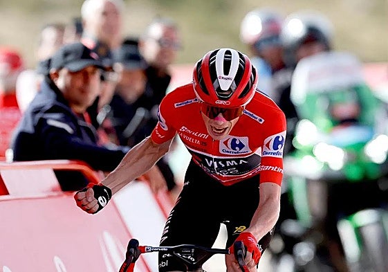 Vingegaard celebra su victoria en la meta de la Bola del Mundo.