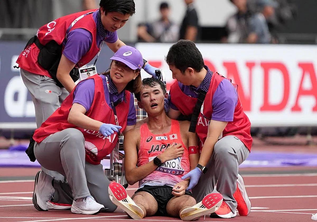 Kawano es atendido por los médicos tras desplomarse en el estadio.