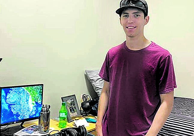 Imagen de Tyler Robinson en su dormitorio.