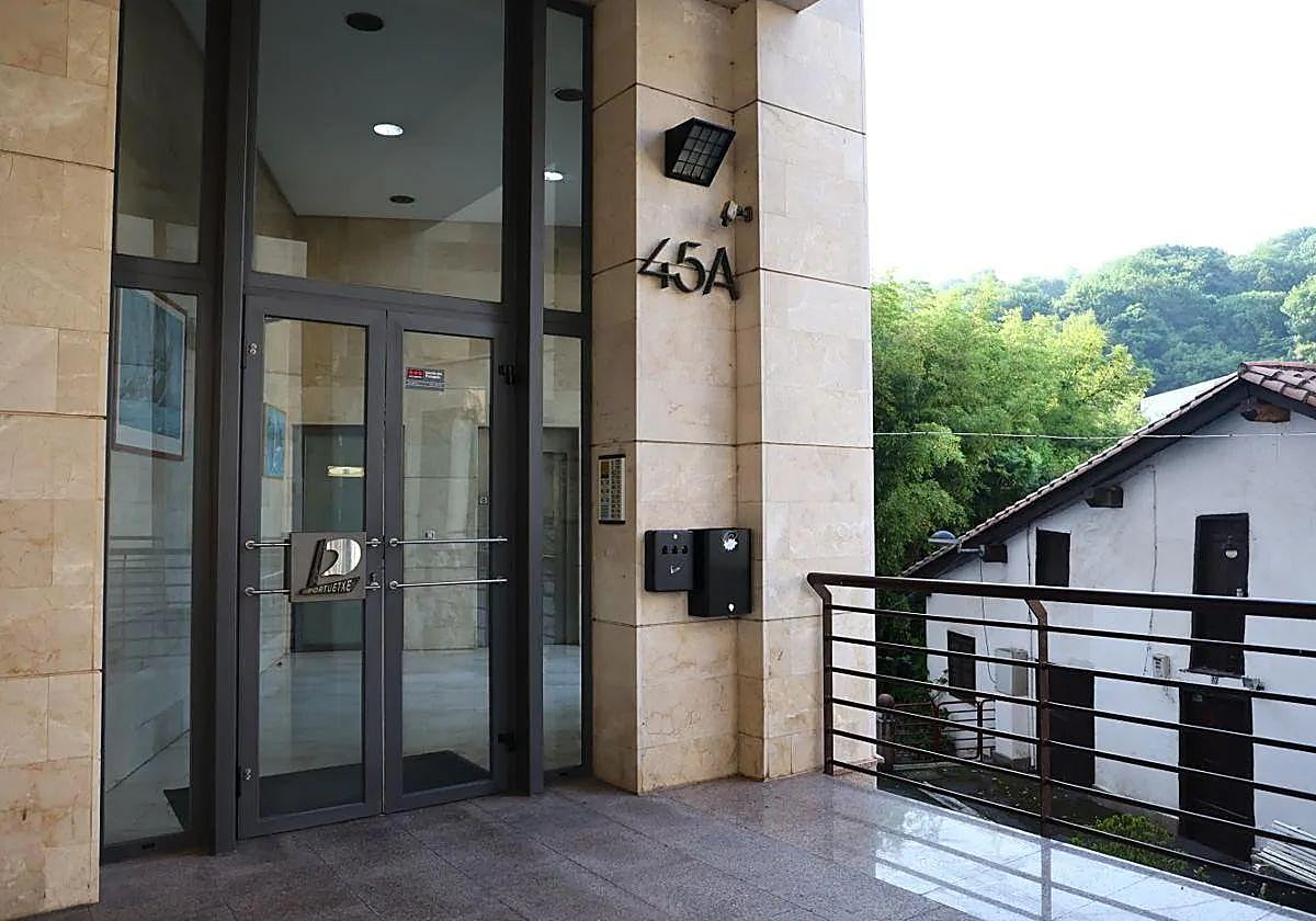 Entrada al edificio del barrio donostiarra de Portuetxe donde están domiciliadas Noran y Erkolan.