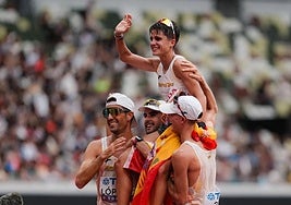 Los marchadores españoles levantan a hombros a María Pérez.