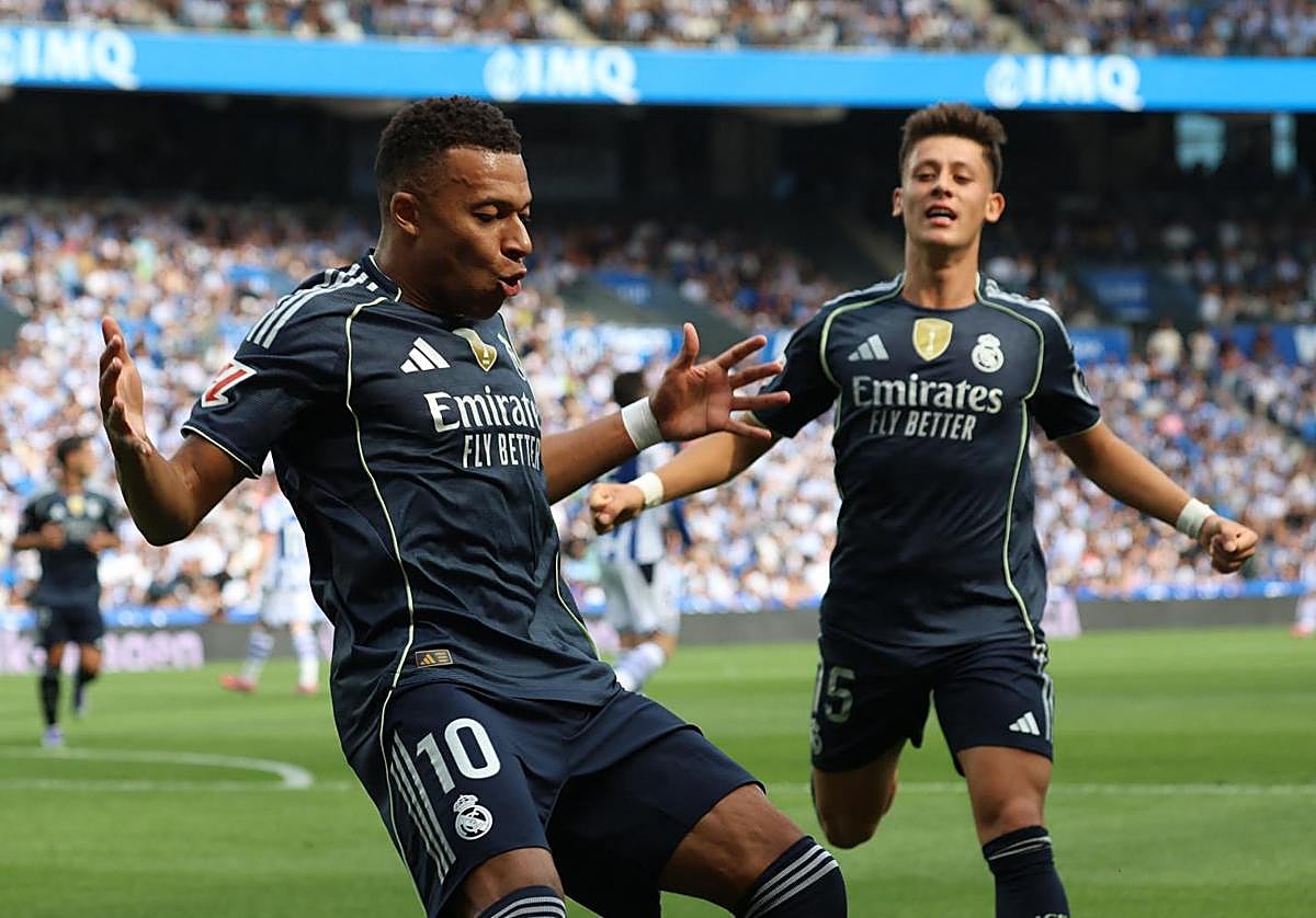 Mbappé celebra su gol en presencia de Arda Güler, autor del segundo tanto del Real Madrid en Anoeta.
