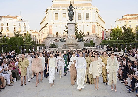 Desfile en los jardines de la Plaza de Oriente.