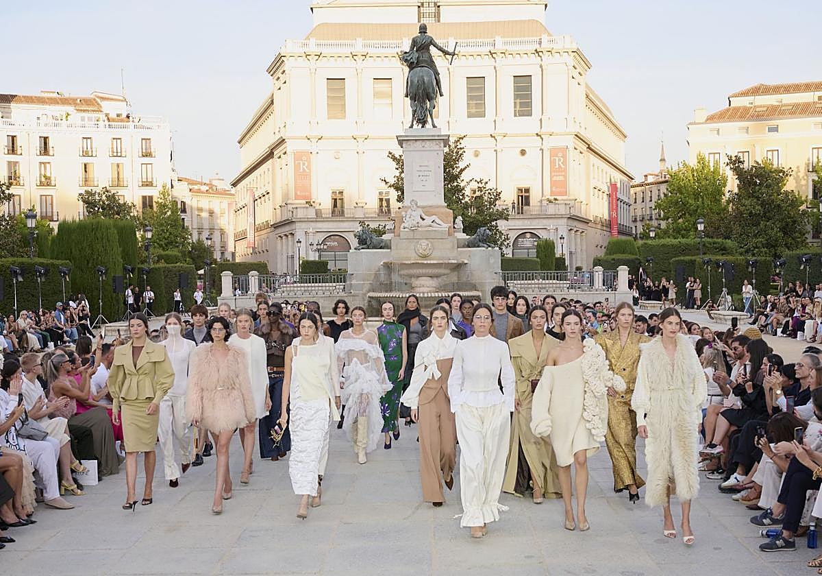 Desfile en los jardines de la Plaza de Oriente.