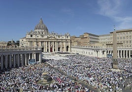 Centenares de personas durante la canonización de Carlo Acutis, en la Plaza de San Pedro del Vaticano.