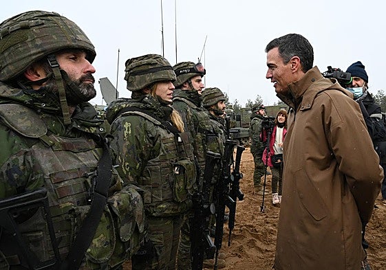 Sánchez, durante una visita a las tropas españolas desplegadas en Letonia.