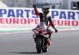 Marco Bezzecchi celebra su victoria en el sprint.