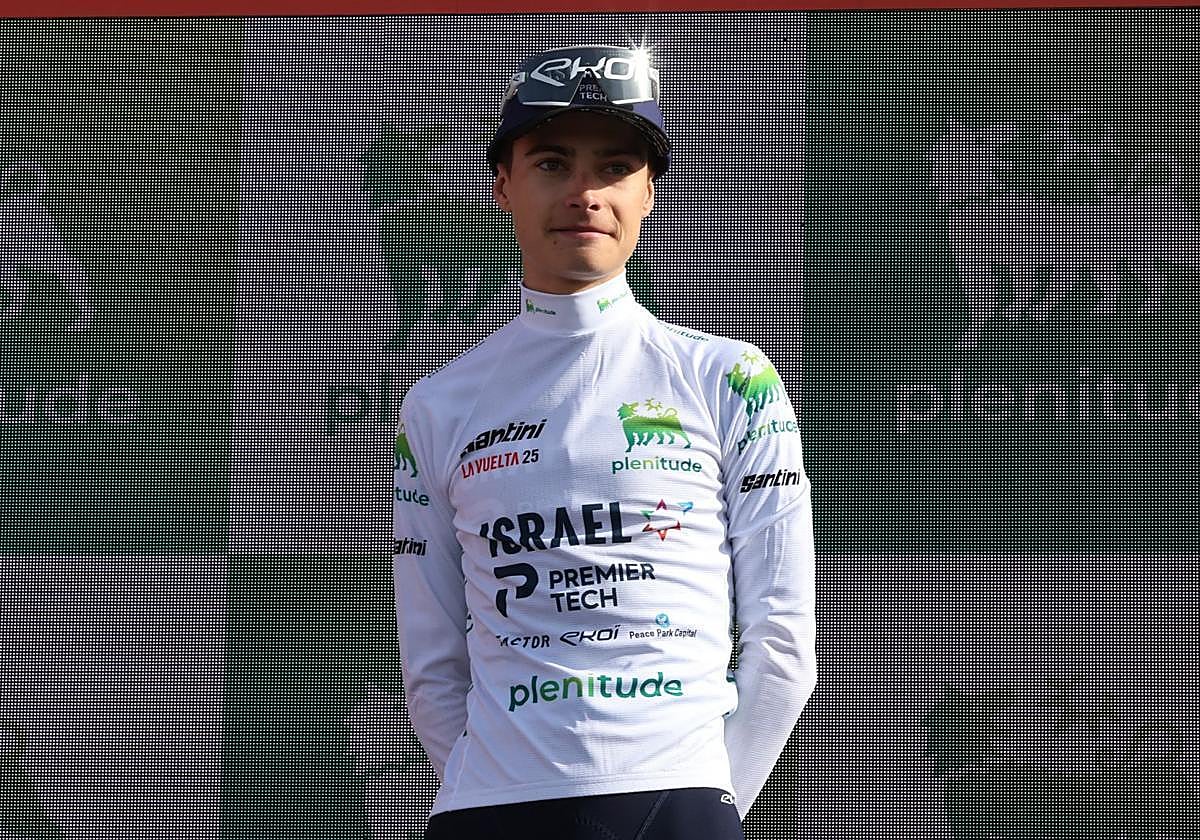 Matthew Riccitello, ayer tras la etapa de la Bola del Mundo, donde consiguió enfundarse el maillot blanco al mejor joven.