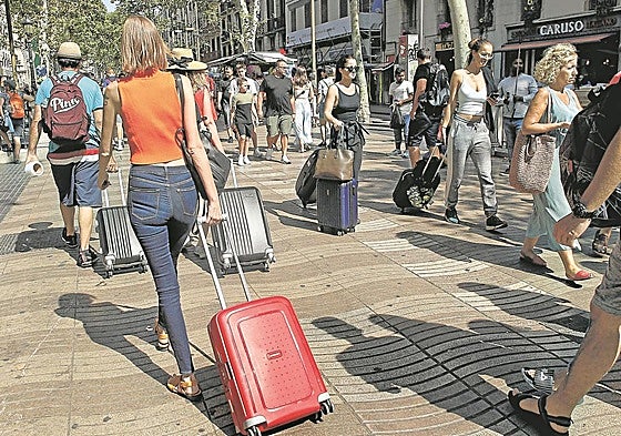 En Barcelona, que tiene limitados los pisos turísticos desde 2014, los mayores beneficiados por la restricción a las VUT han sido los hoteles.