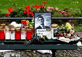 Velas en recuerdo de Charlie Kirk.