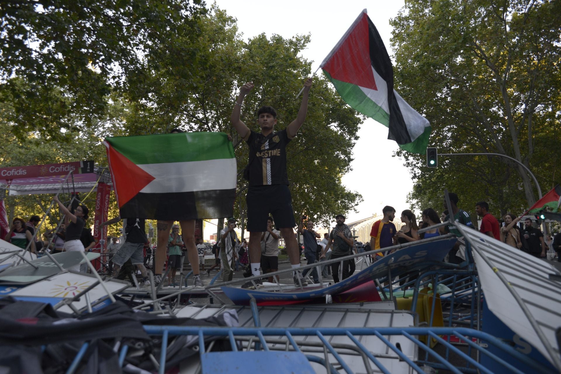 Los manifestantes utilizan las vallas para arrojar e impedir el paso de la Policía