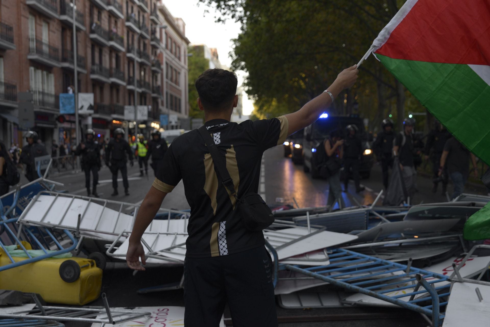 Uno de los manifestantes, frente a la Policía en el Paseo del Prado