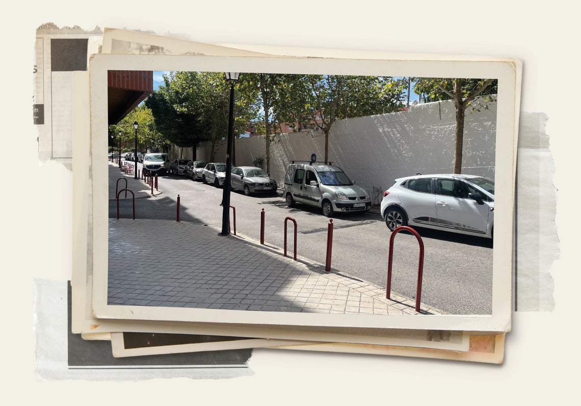 Calle de Granada en la que la víctima tenía aparcado el coche, dentro del cual fue tiroteado.
