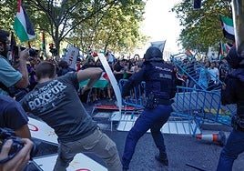 Momento de los altercados entre la Policía y los manifestantes a favor de Palestina.
