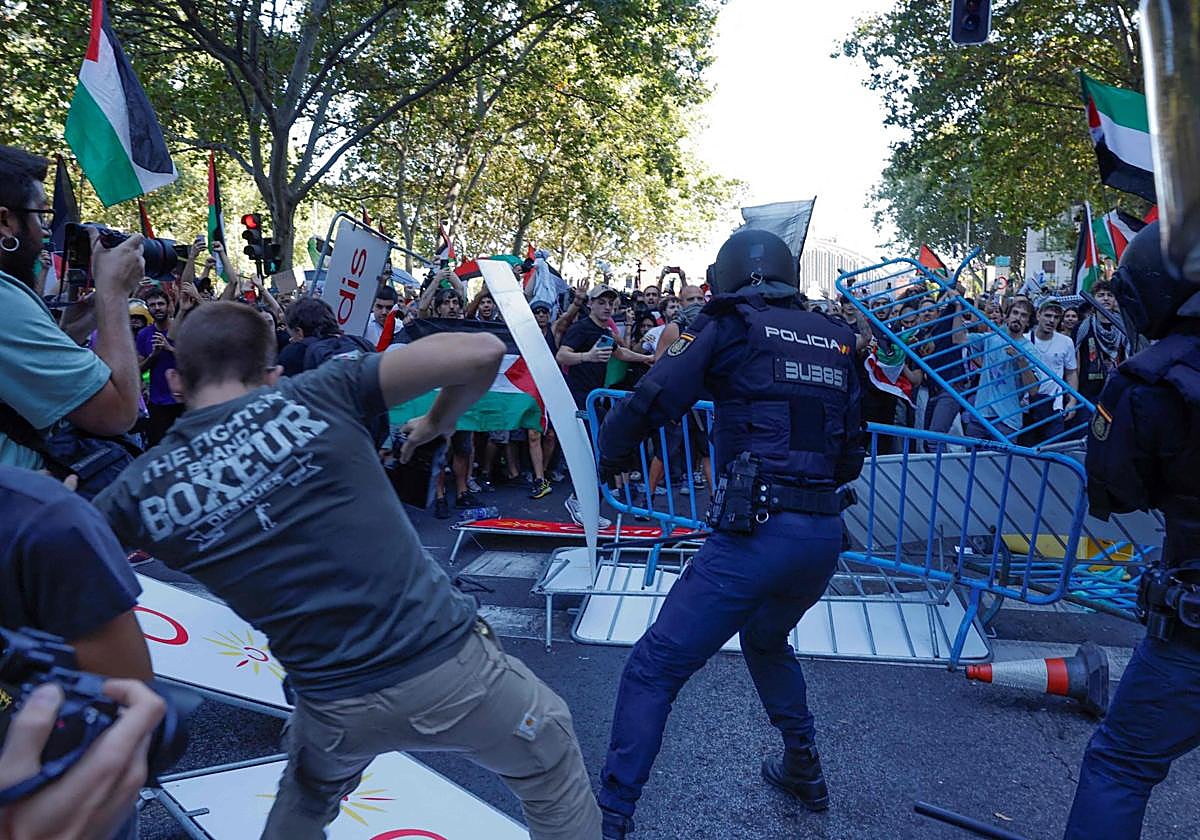 Momento de los altercados entre la Policía y los manifestantes a favor de Palestina.