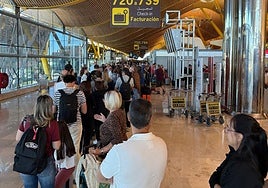 Largas colas para atravesar el control en Barajas.